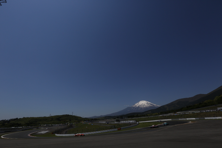 公式練習: 富士山を正面にプリウスコーナーを立ち上がるGTマシン
