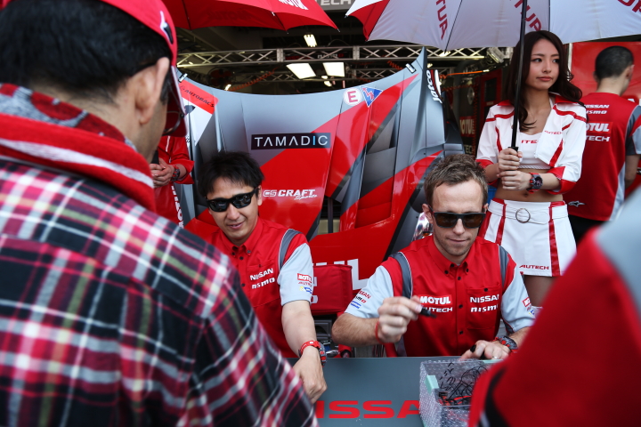 ピットウォーク: サインをする松田次生とロニー・クインタレッリ