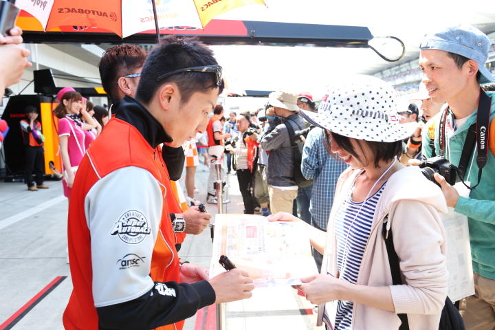 ピットウォーク: 野尻智紀（ARTA NSX CONCEPT-GT）