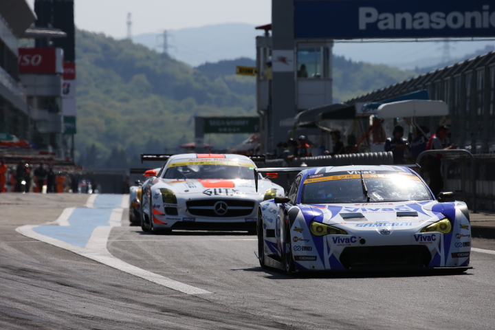 GT300クラスノックアウト予選Q1: ピットアウトするドライバーたち