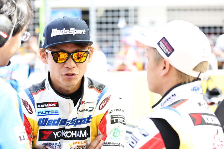 決勝レース: グリッド上で談笑する脇阪寿一（WedsSport ADVAN RC F）