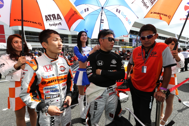 決勝レース: スタート前、グリッド上でARTAの面々