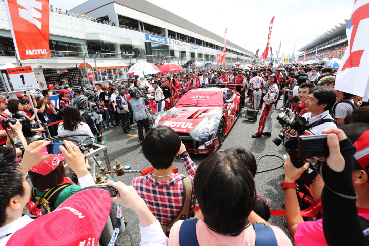 決勝レース: MOTUL AUTECH GT-Rを取り囲むファン