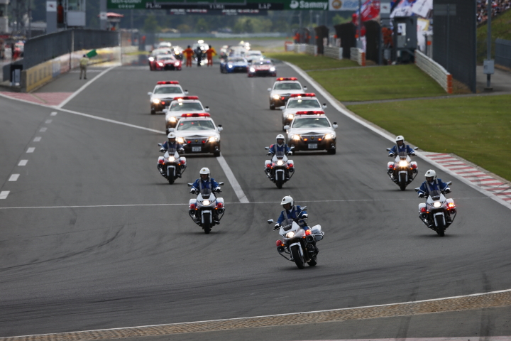 決勝レース: 静岡県警交通機動隊によるパレードラップが始まった