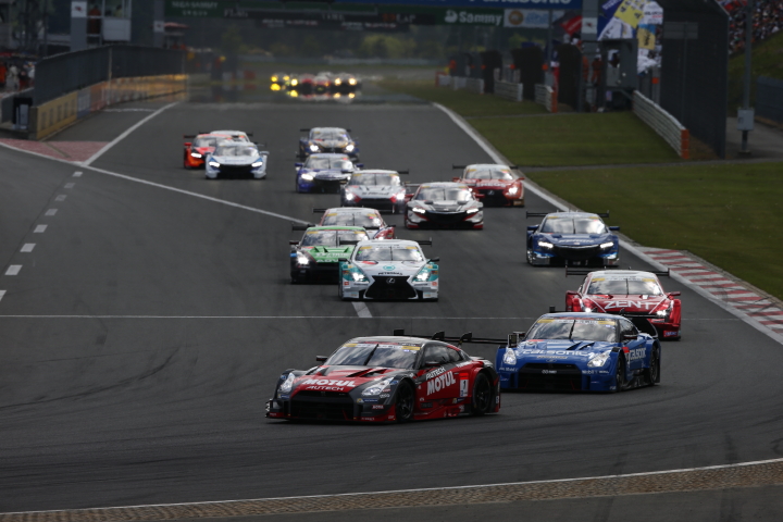 決勝レース: GT500クラスのスタートシーン