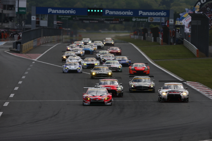 決勝レース: GT300クラスのスタートシーン