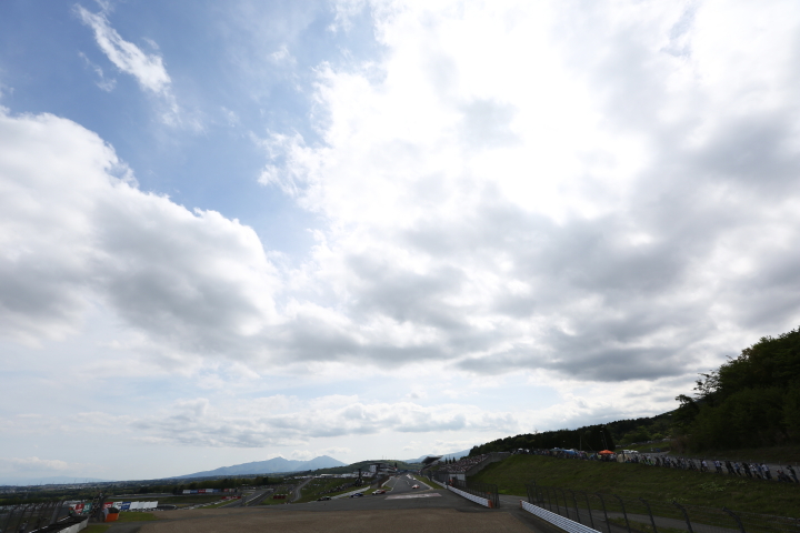 決勝レース: 1コーナーからストレートを望む