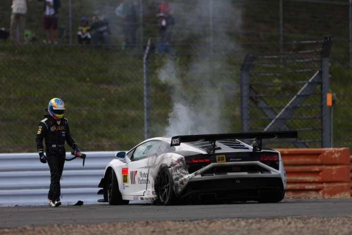 決勝レース: 織戸学／平峰一貴／佐藤公哉組（GT300クラス・マネパランボルギーニGT3）が炎上