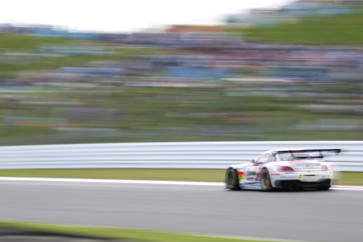 決勝レース: ヨルグ・ミューラー／荒聖治組（GT300クラス・Studie BMW Z4）