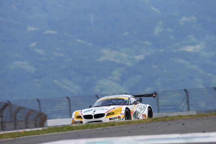 決勝レース: 新田守男／脇阪薫一組（GT300クラス・JMS LMcorsa Z4）