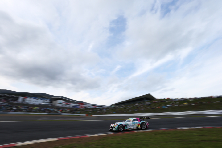 決勝レース: 谷口信輝／片岡龍也組（GT300クラス・グッドスマイル初音ミクSLS）