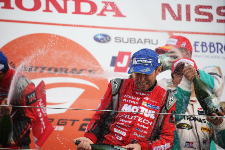 決勝レース: シャンパンファイトはGT500クラス優勝のロニー・クインタレッリ