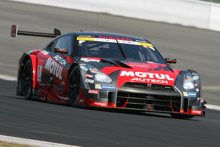 GT500クラスポールポジションはMOTUL AUTECH GT-Rの松田次生／ロニー・クインタレッリ組