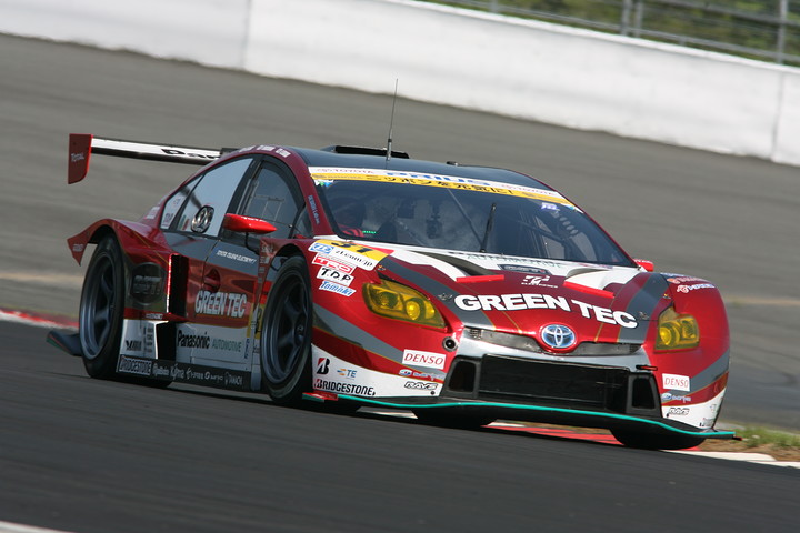 GT300クラスポールポジションはTOYOTA PRIUS apr GTの佐々木孝太／中山雄一／嵯峨宏紀組