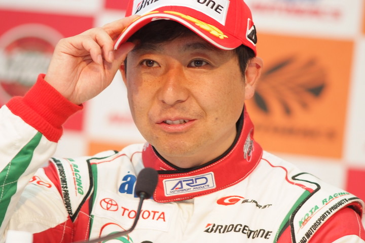 GT300クラスポールポジションの佐々木孝太（TOYOTA PRIUS apr GT）