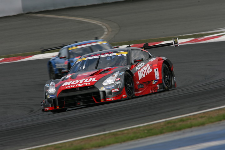 GT500クラス優勝はMOTUL AUTECH GT-Rの松田次生／ロニー・クインタレッリ組