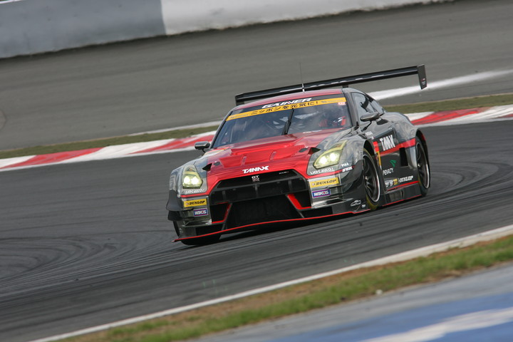 GT300クラス優勝はGAINER TANAX GT-Rのアンドレ・クート／千代勝正／富田竜一郎組