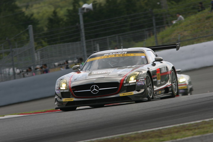 GT300クラス決勝3位はGAINER TANAX SLSの平中克幸／ビヨン・ビルドハイム組