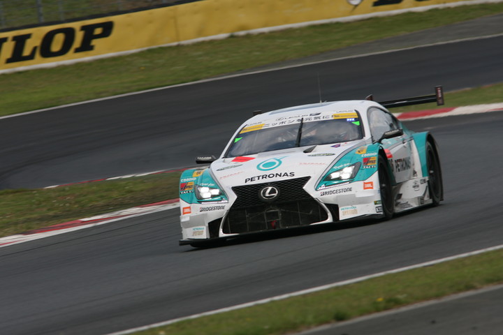GT500クラス決勝3位はPETRONAS TOM'S RC Fの伊藤大輔／ジェームス・ロシター組