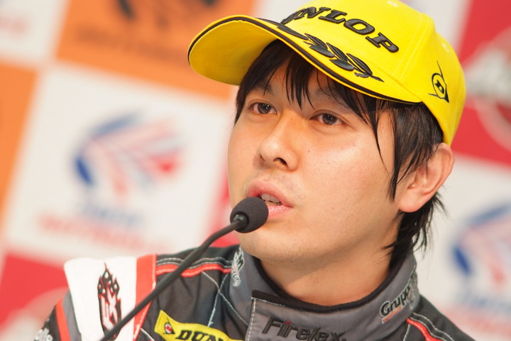 GT300クラス優勝の富田竜一郎（GAINER TANAX GT-R）