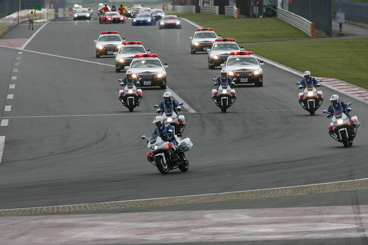 静岡県警の交通機動隊によるパレードラップが行われた