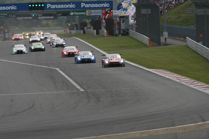 GT500クラスのスタートシーン