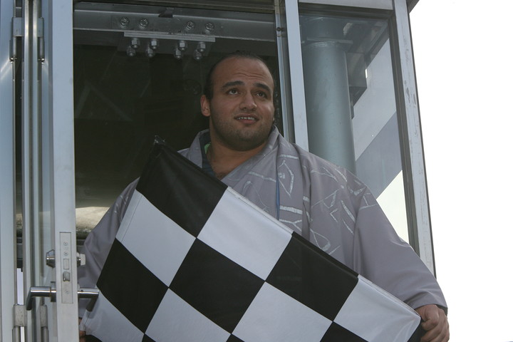 小山町の観光大使を務める大砂嵐関によりチェッカーフラグが振られた