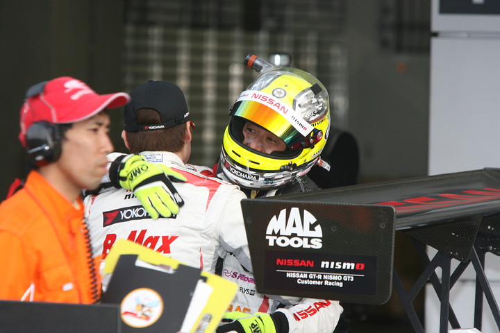優勝して抱き合うGT300クラスのアンドレ・クートと千代勝正