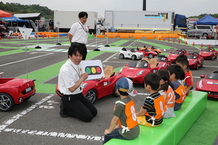 信号機の説明を受ける子供たち