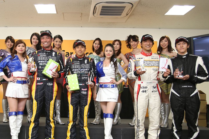 レース終了後SCRラウンジで表彰式が行われた（カテゴリーⅡ）