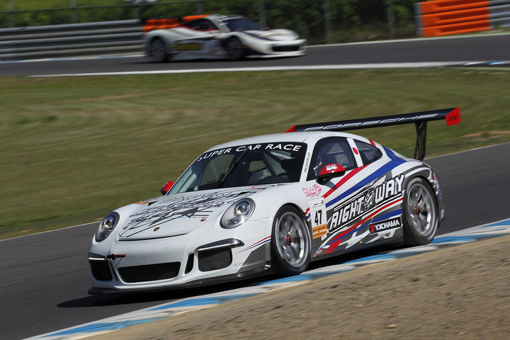 カテゴリーⅡで優勝したJ.TAD/吉田広樹組ポルシェ