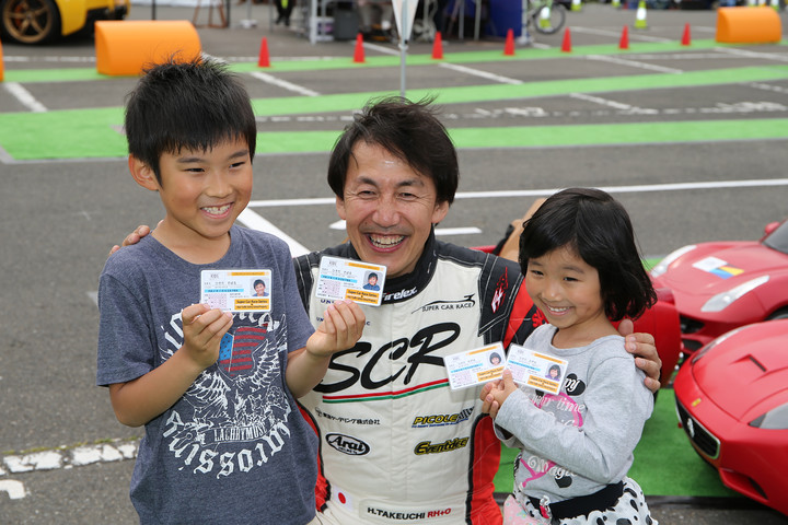 走行が終わって笑顔で免許証を手にする子供たち