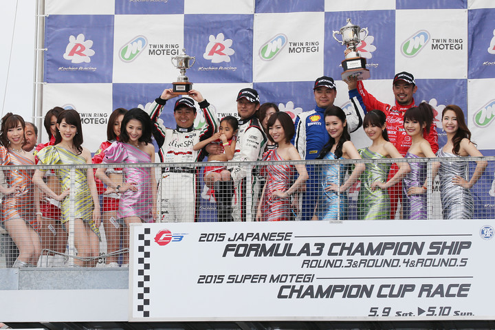 SCRレースクィーンに囲まれカップを掲げるカテゴリーⅠの表彰式。左から佐々木孝太、NAORYU,シュ・ウェイ、横溝直輝の各選手