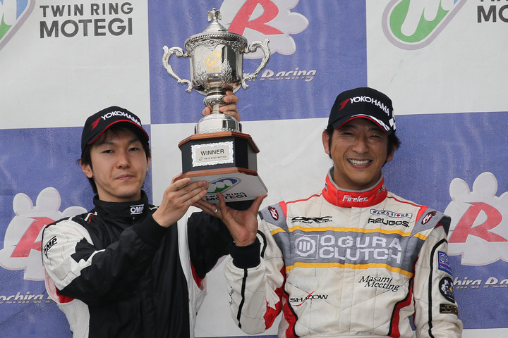 表彰式でトロフィーを掲げる上野嘉三（左）と影山正美