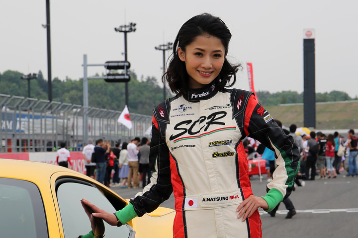 オフィシャルレーサーの夏野愛子さんが先導した