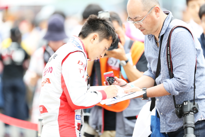 ピットウォーク: 野尻智紀（DOCOMO DANDELION M40S SF14）