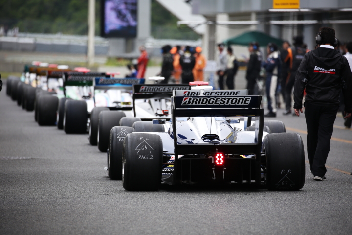 ノックアウト予選: ピットレーンで出撃を待つ選手たち