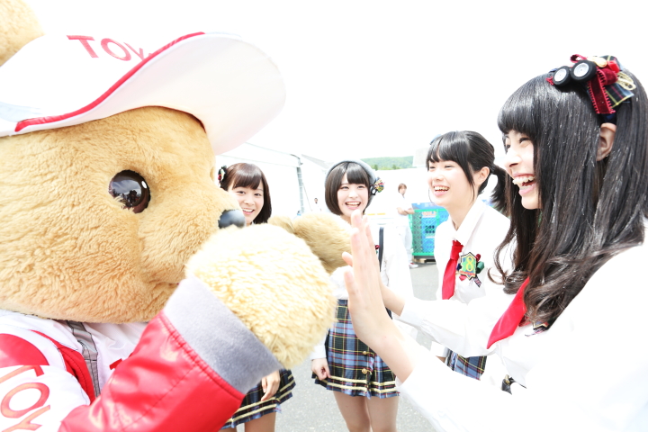 トヨタワクドキイベント: トヨタくま吉とAKB48 Team8クルマサークル