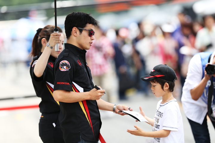 ピットウォーク: 山本尚貴（TEAM 無限SF14）