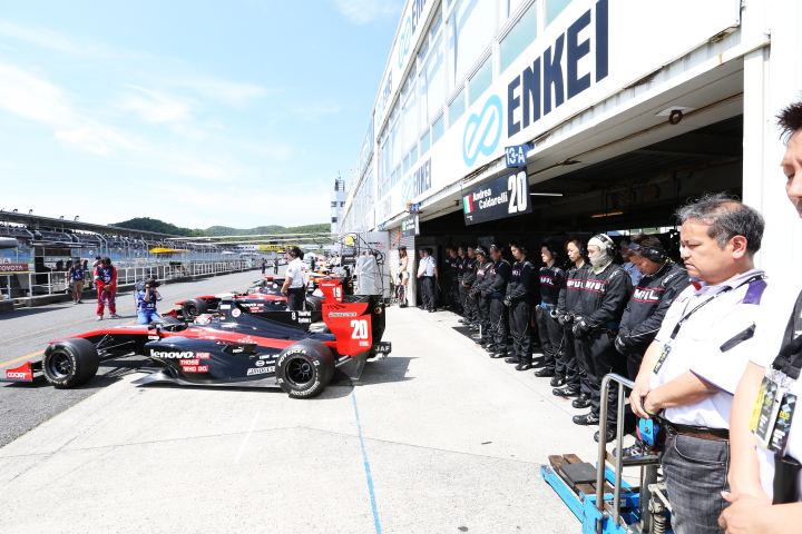 5月に亡くなったチームインパルの金子豊マネジャーと元全日本F2チャンピン松本恵二氏に黙祷が捧げられた