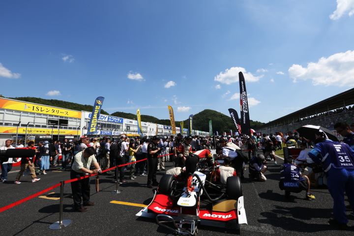 グリッドウォーク: 予選3番グリッドの山本尚貴のマシン