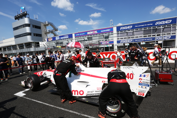 グリッドウォーク: 予選2番手の野尻智紀のマシン