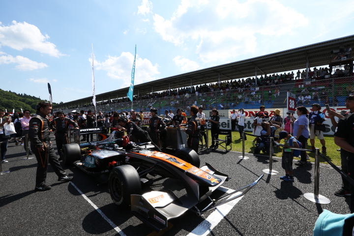 グリッドウォーク: ポールポジションの石浦宏明のマシン