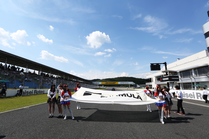 グリッドウォーク: SFフラッグを持つ岡山サーキットクイーンAKB48 Team8