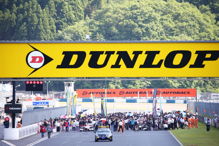 グリッドウォーク: 多くのファンがグリッドを埋め尽くした