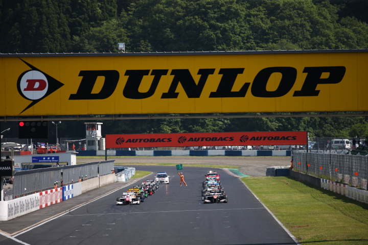 決勝レース: 全車グリッドに整列しグリーン旗が振られまもなくスタート