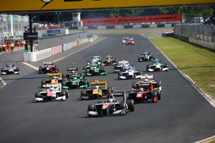 決勝レース: 68周のレースがスタートした