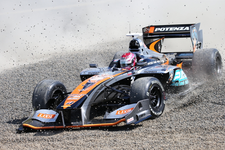 決勝レース: 国本雄資（P.MU/CERUMO・INGING SF14）がスタート直後の1コーナーでコースアウト