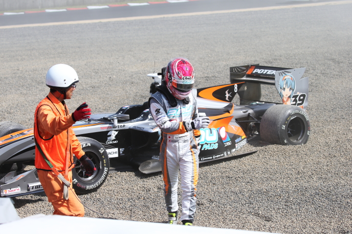 決勝レース: マシンを降りる国本雄資（P.MU/CERUMO・INGING SF14）