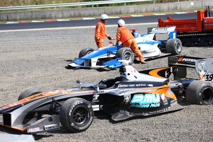 決勝レース: 1コーナーでは国本雄資（P.MU/CERUMO・INGING SF14）と中山雄一（KCMG Elyse SF14）がリタイア